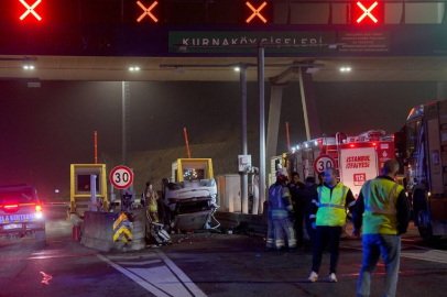 Otoyol 'da hakimiyetini kaybeden sürücü beton bariyerlere çarptı