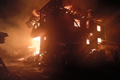 Kastamonu Daday'da  2 evde yangın çıktı Ahşap evler kül oldu