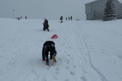 Uludağ’da etkili olan kar yağışı Bursa'lı günübirlikçileri memnun etti