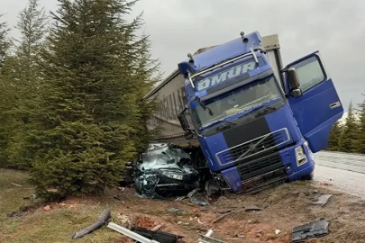 Eskişehir’de kontrolden çıkan tır otomobile çarparak sürükledi : 1 ölü, 1’i ağır 2 yaralı