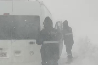 Hakkari Yüksekova’da tipide yolda mahsur kalan vatandaşlar kurtarıldı