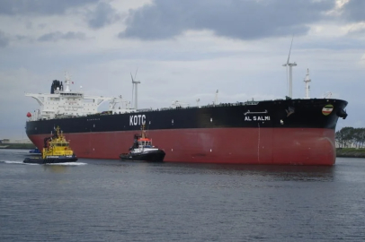 Kuveyt'e ait bir petrol tankeri, Dubai limanında İran'dan gelen bir saldırı ile vuruldu