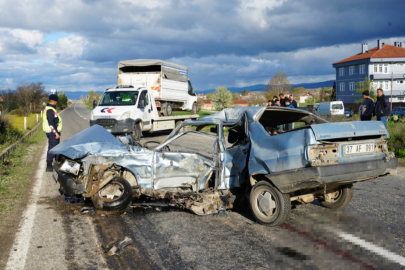 Kastamonu 'da Kamyonetle çarpışan araç ikiye bölündü, sürücü hayatını kaybetti