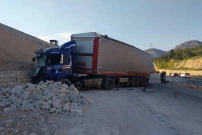 Facia kazada Tır rampaya çarptı, fırlayan mermerler minibüsü parçaladı: 1 ölü, 3 yaralı