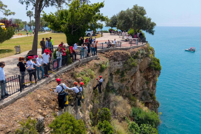 Antalya'da falezlere nefes aldıran temizlik