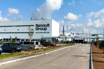 Fransa'daki Renault otomobil fabrikasındaki yedek parça sandıklarından göçmenler çıktı