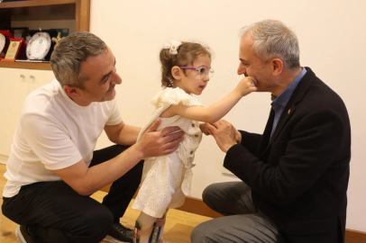 Kocaeli Çayırova'da Başkan Çiftçi, minik Lina ve ailesiyle buluştu