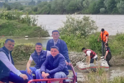 Fotoğraf çekerken Kelkit Çayı’na düştüler, 2 kişi kayıp
