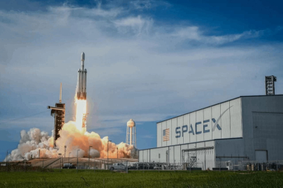 SpaceX ABD için 'her şeyi gören göz' uydusu inşa ediyor.
