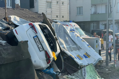 Arnavutköy’de Kontrolden Çıkan Otomobil Eve Girdi, 5 Kişi Yaralandı