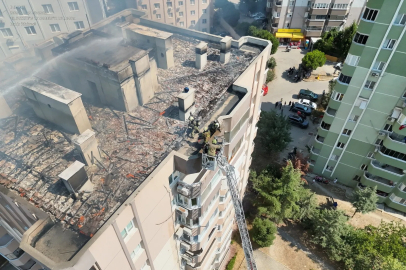 İzmir Menemen'de 10 katlı binanın çatısında yangın çıktı: 3 işçi kurtarıldı