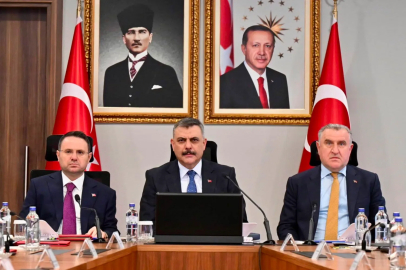 3 Bakan 2026-2027 futbol sezonunda spor güvenliği tedbirlerinin ele alındığı Spor Güvenliği Değerlendirme toplantısını yaptı.