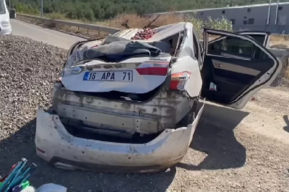 Pamukova'da şeftali yüklü kamyon otomobilin üzerine devrildi: 6 kişi yaralandı