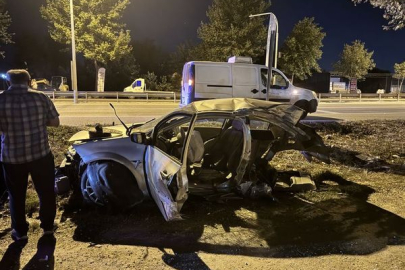 Sakarya’da feci kaza: Ağaca çarpan otomobil parçalandı, sürücü kazadan sağ çıktı