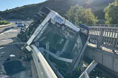 Uşak'ta korkunç kaza! Tır iki köprü arasına devrildi, sürücü hayatını kaybetti