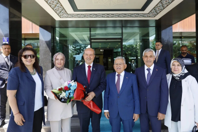 Kayseri Büyükşehir Belediye Başkanı Memduh Büyükkılıç makamında KKTC 5. Cumhurbaşkanı Ersin Tatar'ı ağırladı