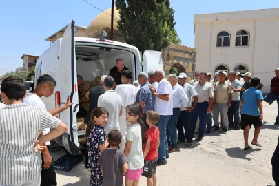 Hatay Büyükşehir Belediyesi, kırsal kalkınmayı artırmak ve sosyal belediyecilik anlayışıyla vatandaşlara 100 ton kavun dağıttı