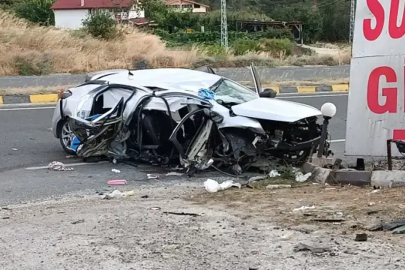 Kastamonu'da Feci Kaza: Otomobil Menfeze Çarptı, Biri Çocuk 2 Kişi Hayatını Kaybetti