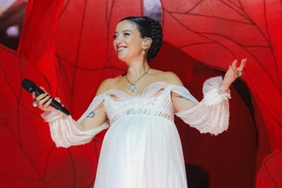 Melike Şahin Harbiye'de unutulmaz gece binlerce müzikseverle buluştu