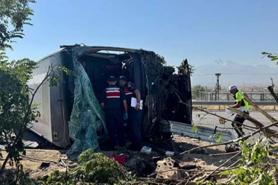 Kayseri'de Yolcu Otobüsü Devrildi: 1 Ölü, 2'si Ağır 22 Yaralı