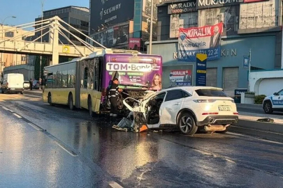 Küçükçekmece’de feci kaza: İETT otobüsüne çarpan otomobildeki 3 kişi hayatını kaybetti