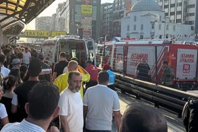 Şirinevler Metrobüs Durağında Feci Kaza: Yola Düşen Kadına Metrobüs Çarptı