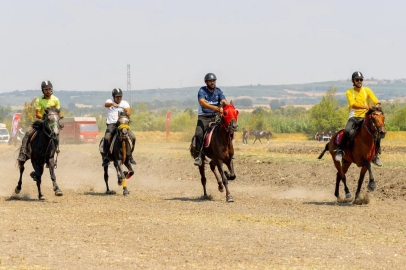 Bursa Büyükşehir Belediyesi,135 sporcu ve rahvan atının katılımıyla gerçekleşen ‘Rahvan At Yarışları’ ile ata sporlarını yaşatmaya devam etti.