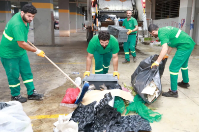 Bursa Osmangazi Belediyesi, vatandaşların pazar alışverişlerini temiz, hijyenik ve sağlıklı bir ortamda yapabilmeleri için pazarlardan aylık 600 ton atık topluyor