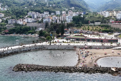 Ordu'da sahile yapılan 17 katlı gökdelenlerin yıkımının ardından ortaya çıkan kumsal halka açıldı.