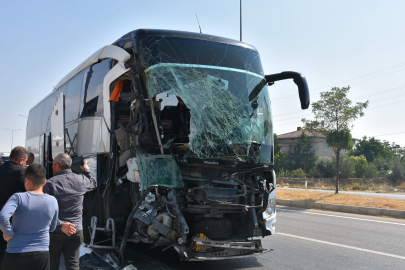Afyonkarahisar’da Feci Kaza! Yolcu Otobüsü Kamyonete Çarptı: 1 Ölü, 15 Yaralı