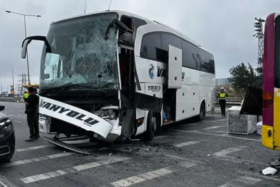 Başakşehir'de İETT otobüsü ile yolcu otobüsü çarpıştı: 4 yaralı
