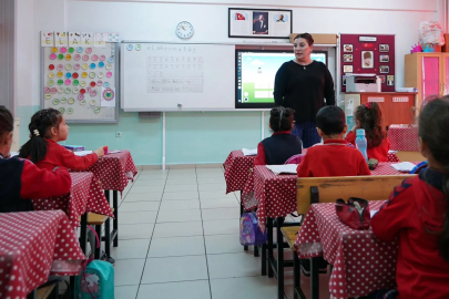 Milli Eğitim Bakanlığı, farklı illerde görev yapan sözleşmeli öğretmen eşlerin aile birliğini sağlamak amacıyla iller arası yer değiştirme duyurusunu yayınladı