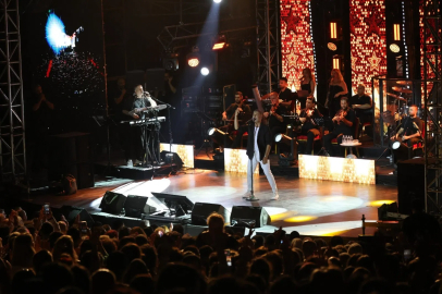 21 gün boyunca gerçekleştirilen Uluslararası Bursa Festivali Finalinde Özcan Deniz vardı