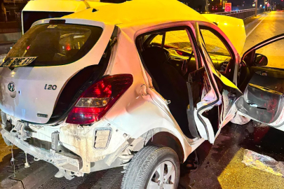 Bursa'da feci kaza otomobil refüje çarptı: 17 yaşındaki sürücü hayatını kaybetti