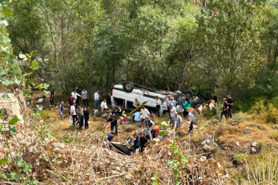 Sivas'ta yolcu minibüsü şarampole devrildi: 4 ölü, 10 yaralı