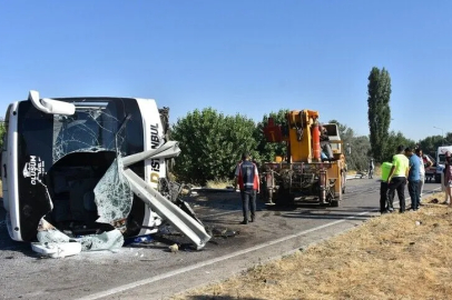 Afyonkarahisar’da Yolcu Otobüsü Devrildi: 22 Kişi Yaralandı