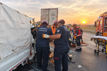 Adana Ceyhan’da kamyonet TIR’a çarptı: 2 kişi hayatını kaybetti