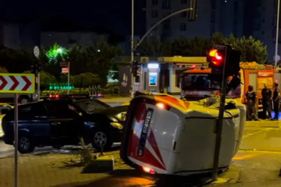 İstanbul Üsküdar’da kamyonetle çarpışan hafif ticari araç devrildi: 1 yaralı