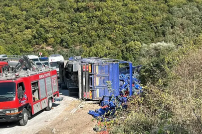 Bursa İznik’te domates yüklü kamyon devrildi: 1 ölü, 1 yaralı
