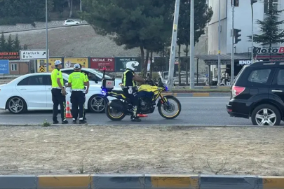 Karabük’te yolun karşısına geçmek isteyen kişiye otomobil çarptı: Hayati tehlikesi sürüyor
