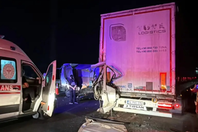 Tekirdağ’da minibüs TIR’a arkadan çarptı: 1 ölü, 1 ağır yaralı