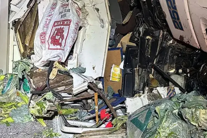 Mersin’de feci kaza: Sebze yüklü kamyon TIR’a çarptı, sürücü hayatını kaybetti