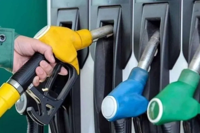 Brent petrol fiyatlarının gerilemesiyle motorine fiyatlarına 4 lira 9 kuruş indirim gelerek litresi 96,31 liraya düştü.