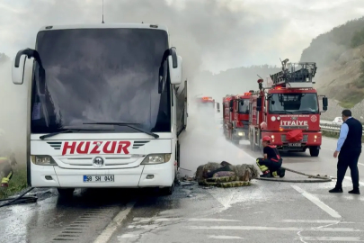 Samsun’da seyir halindeki yolcu otobüsü yandı: Trafik kontrollü sağlanıyor