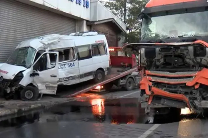 İstanbul Ümraniye’de servis minibüsü ile atık kamyonu çarpıştı: 2 yaralı