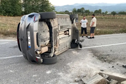 Bursa İnegöl'de otomobil refüje çarpıp devrildi: Sürücü yaralandı