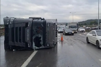 İstanbul’da yağmur trafiği vurdu: Yoğunluk yüzde 71’e ulaştı, TEM’de TIR devrildi