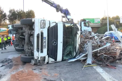 İstanbul Pendik’te hurda yüklü kamyon devrildi: TEM bağlantı yolunda trafik yoğunluğu