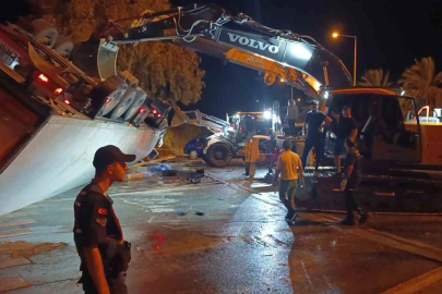Antalya Manavgat’ta Tır Dolmuş durağına devrildi, 2 kişi hayatını kaybetti