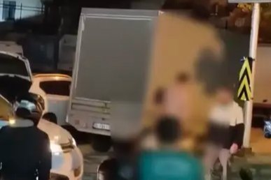 İstanbul Kağıthane’de sokakta çıplak dolaşan şüpheli markete girip olay çıkardı